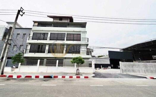 LTHC13805 – Commercial for Rent | Yannawa Road | 450 sqm | 8 Rooms 3 Baths | Near BTS Saphan Taksin | 100K/Month | อาคารพาณิชย์ให้เช่า ยานนาวา