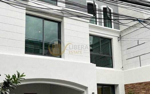 LTHC13847 – Townhouse for Rent | Ekkamai 12 | 435 sqm | 5 Beds 6 Baths | Near BTS Ekkamai | 160K/Month | ทาวน์เฮาส์ให้เช่า เอกมัย 12