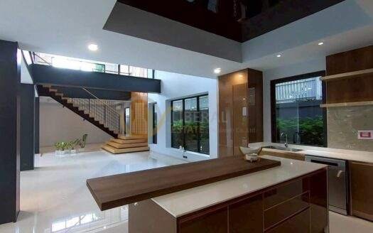 LTHC14129 – House for Rent | Sukhumvit 71 | 700 sqm | 5 Beds 6 Baths | Near BTS Phra Khanong | 80K/Month | บ้านให้เช่า สุขุมวิท 71