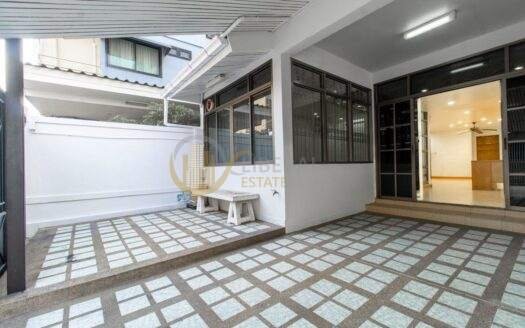 LTH14655 – Townhouse for Sale | Central Sathorn | 250 sqm | 4 Bedrooms 3 Bathrooms | Luxury Spacious Layout Prime Location | Near MRT Lumphini | 18.5 MB | ทาวน์เฮาส์ขาย สาทรกลางเมือง 250 ตร.ม. 4 ห้องนอน 3 ห้องน้ำ พื้นที่กว้าง ทำเลไพรม์ ใกล้ MRT ลุมพินี ราคาคุ้มค่า 18.5 ล้านบาท