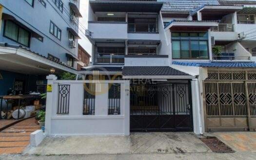 LTH14655 – Townhouse for Sale | Central Sathorn | 250 sqm | 4 Bedrooms 3 Bathrooms | Luxury Spacious Layout Prime Location | Near MRT Lumphini | 18.5 MB | ทาวน์เฮาส์ขาย สาทรกลางเมือง 250 ตร.ม. 4 ห้องนอน 3 ห้องน้ำ พื้นที่กว้าง ทำเลไพรม์ ใกล้ MRT ลุมพินี ราคาคุ้มค่า 18.5 ล้านบาท