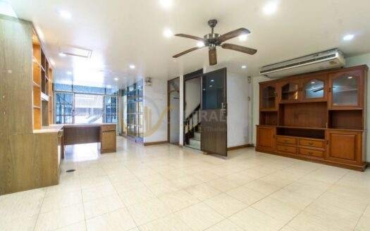 LTH14655 – Townhouse for Sale | Central Sathorn | 250 sqm | 4 Bedrooms 3 Bathrooms | Luxury Spacious Layout Prime Location | Near MRT Lumphini | 18.5 MB | ทาวน์เฮาส์ขาย สาทรกลางเมือง 250 ตร.ม. 4 ห้องนอน 3 ห้องน้ำ พื้นที่กว้าง ทำเลไพรม์ ใกล้ MRT ลุมพินี ราคาคุ้มค่า 18.5 ล้านบาท