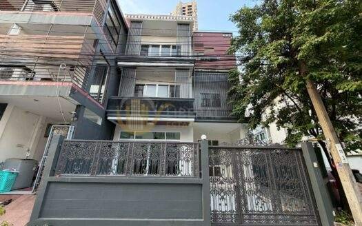 LTH14718 – Townhouse / Home Office for Rent | Sukhumvit Phra Khanong | 400 sqm | 5 Bedrooms 4 Bathrooms | Luxury Spacious Home Office Prime Location Best Value Pet Friendly | Near BTS Phra Khanong | 120,000 THB/Month | ทาวน์เฮ้าส์ / โฮมออฟฟิศให้เช่า สุขุมวิท 46 พระโขนง ขนาด 400 ตร.ม. 5 ห้องนอน 4 ห้องน้ำ พื้นที่กว้าง ทำเลดี ใกล้ BTS พระโขนง ราคา 120,000 บาท/เดือน