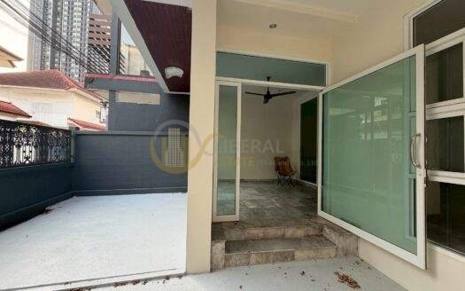 LTH14718 – Townhouse / Home Office for Rent | Sukhumvit Phra Khanong | 400 sqm | 5 Bedrooms 4 Bathrooms | Luxury Spacious Home Office Prime Location Best Value Pet Friendly | Near BTS Phra Khanong | 120,000 THB/Month | ทาวน์เฮ้าส์ / โฮมออฟฟิศให้เช่า สุขุมวิท 46 พระโขนง ขนาด 400 ตร.ม. 5 ห้องนอน 4 ห้องน้ำ พื้นที่กว้าง ทำเลดี ใกล้ BTS พระโขนง ราคา 120,000 บาท/เดือน