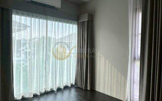 LTH15673 – Luxury House for Rent Krungthep Kreetha | Family Residence in Perfect Place Rama 9 | 90,000 THB | บ้านหรูให้เช่า กรุงเทพกรีฑา โครงการเพอร์เฟคเพลส พระราม 9 Detail: Project: Perfect Place Rama 9 – Krungthep Kreetha 2-Storey House Land Size 63.7 sq.w. Usable Area 222 sqm. 3 Bedrooms 4 Bathrooms 1 Maid’s Room 1 Maid’s Bathroom 2 Living Rooms Parking Space for 2 Cars Highlight: Spacious Family Layout, Functional Living Space, Prime Krungthep Kreetha Location Facilities: Clubhouse Swimming Pool Fitness Center Garden Area CCTV, 24 hrs. Security Key Card Access Control Nearby: • Unico Grande Golf Course • Market Place Krungthep Kreetha • The Nine Center Rama 9 • Wellington College International School • Brighton College Bangkok FOR RENT: 90,000 THB/month ⸻ Liberal Estate TH Tel: 096-945-8392 Line ID: @leth Link Line OA: https://lin.ee/RJBf0ZI Email: kc_let@liberalestateth.com IG: liberal_estate_th #HouseForRent #KrungthepKreetha #Rama9 #PerfectPlace #LuxuryHouse #FamilyHome #BangkokHouse
