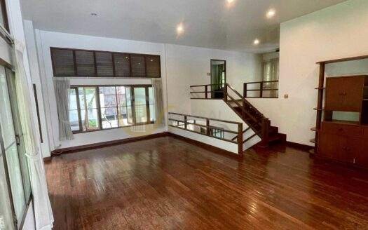 LTH15769 – Rare Garden House for Rent Ruamrudee | Large Land Plot | Near BTS Ploenchit | From 130,000 THB | บ้านพร้อมสวนขนาดใหญ่ให้เช่า ร่วมฤดี ทำเลหายาก ใกล้ BTS เพลินจิต