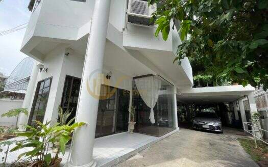 LTH16275 – Spacious House For Rent | Soi Phueng Mi 1, Bang Chak | Near BTS Bang Chak | 440 Sq.m. | 3 Beds | 6 Baths | 85K/Month