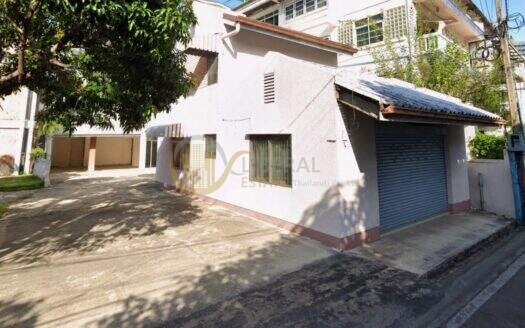 LTHC16265 – House For Rent | Sukhumvit 34 | Near BTS Thonglor | 200+ Sq.m. | 3 Beds | 2 Parking | 100K/Month