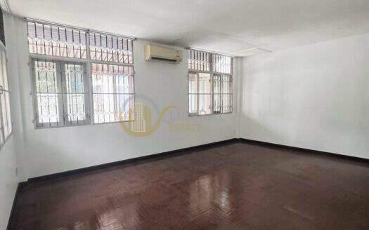 LTHC16265 – House For Rent | Sukhumvit 34 | Near BTS Thonglor | 200+ Sq.m. | 3 Beds | 2 Parking | 100K/Month