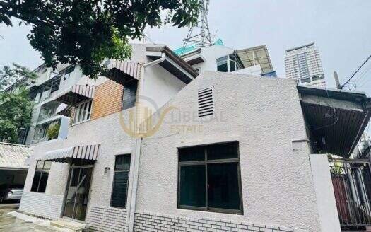 LTHC16265 – House For Rent | Sukhumvit 34 | Near BTS Thonglor | 200+ Sq.m. | 3 Beds | 2 Parking | 100K/Month