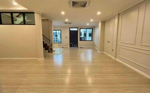 LTH16104 – Pet-Friendly Townhouse for Rent Sukhumvit 50 | 220 sq.m. | 3 Beds 3 Baths | Near BTS On Nut | From 78K | ทาวน์เฮ้าส์เลี้ยงสัตว์ได้ให้เช่า สุขุมวิท 50