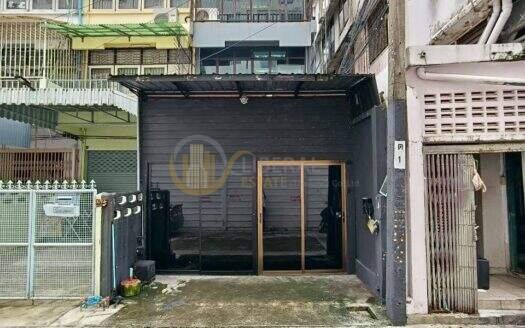 LTH16107 – Townhouse for Rent Silom | Spacious 300 sq.m. | 5 Beds 5 Baths | 2 Indoor Parking | 100K | ทาวน์เฮ้าส์ให้เช่า สีลม