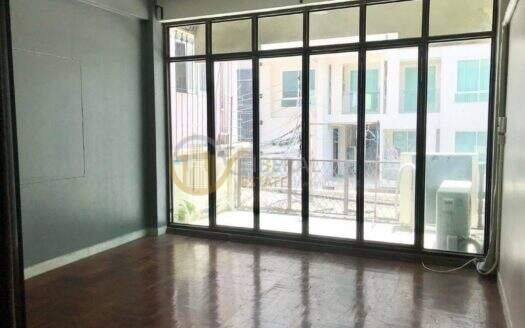 LTH16107 – Townhouse for Rent Silom | Spacious 300 sq.m. | 5 Beds 5 Baths | 2 Indoor Parking | 100K | ทาวน์เฮ้าส์ให้เช่า สีลม