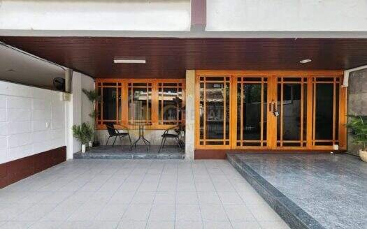 LTHC16129 – Pet-Friendly Townhouse for Rent Ekkamai 12 | 250 sq.m. | 5 Beds 4 Baths | Rooftop & Big Balcony | 50K | ทาวน์เฮ้าส์ให้เช่า เอกมัย 12