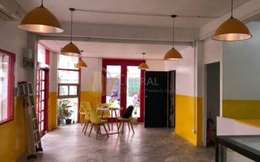 LTHC16148 – Spacious Townhome for Rent Thonglor | 164 sq.m. | 3 Storeys | 5 Beds 4 Baths | 80K/month | ทาวน์โฮมให้เช่า ใจกลางทองหล่อ