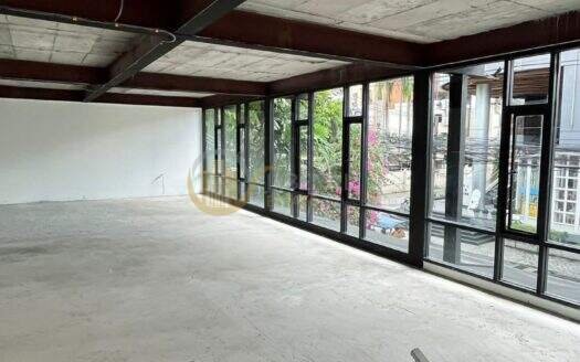 LTHC16146 – Stand-Alone Building for Rent Thonglor | 300 sq.m. | 2 Storeys | 4–5 Parking Spaces | 300K/month | อาคารเดี่ยวให้เช่า ใจกลางทองหล่อ
