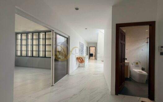 LTHC162340 | Single House for Rent – Soi Pridi 42 | 550 Sq.m. | 5 Beds | 5 Baths | Private Pool | 350K/Month