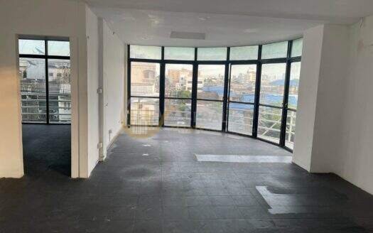 LTH16297 – Corner Commercial Building For Rent | Opposite Soi On Nut 54 | MRT Si Nut 350 m. | 450+ Sq.m. | 70K/Month
