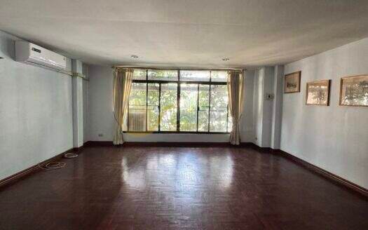 LTH16333 – Commercial Townhouse for Rent | Thonglor Soi 7 | 450 Sq.m. | 6 Beds/Offices | 4 Baths | 150K/Month