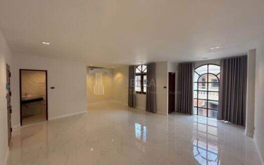 LTH12487-R2610 – Pet-Friendly Townhouse for Rent | Thonglor Soi 25 | 5 Storeys | 400 Sq.m. | 5 Beds | 5 Baths | 65K/Month