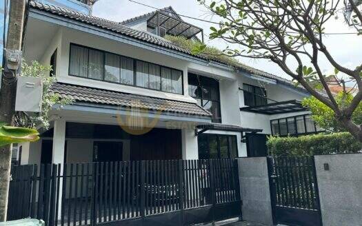 LTH16329 – Pool Villa for Rent | Thonglor | Near BTS Thong Lo | 85 Sq.wah | 340 Sq.m. | 4 Beds | 4 Baths | 320K/Month